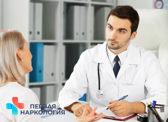 Врач сидит за столом с пациенткой